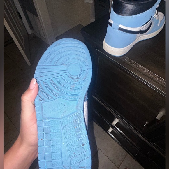 Jordan 1 Retro High OG University Blue - Picture 6 of 6